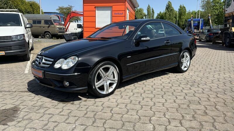 Schwarz metallic Gebraucht 2009 Mercedes CLK200 AMG Coupé | 17.980 € - Bild 1/4