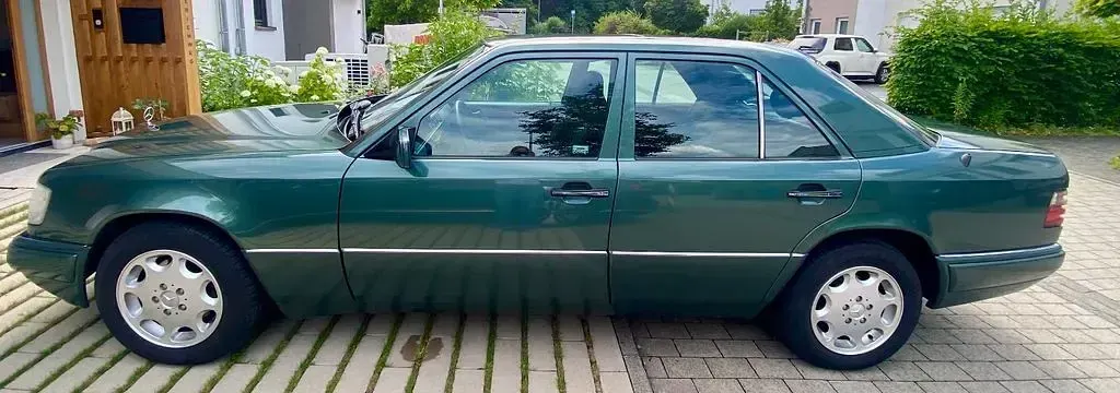 Gebraucht Mercedes E220 150 PS (110 kW) 1995 Grün Limousine