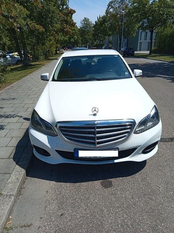 Weiß Gebraucht 2015 Mercedes E220 Limousine | 9.800 € (Fairer Preis) - Bild 1/4