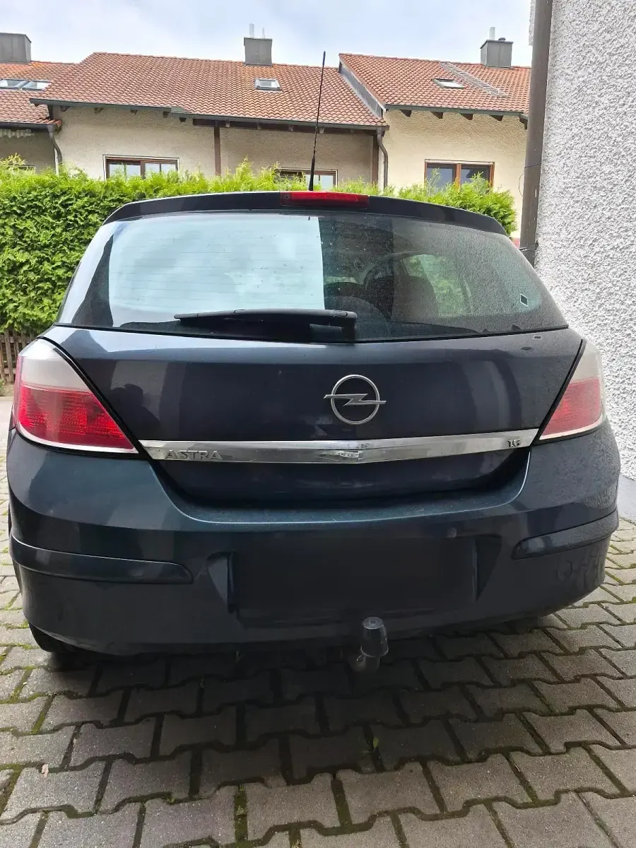 Używany Opel Astra 105 KM (77 kW) 2006 Niebieski Hatchback