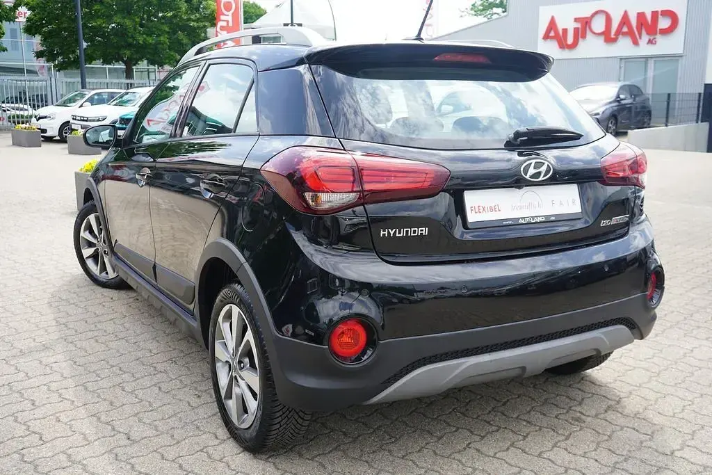 Gebraucht Hyundai i20 Advantage 101 PS (74 kW) 2020 Schwarz Kleinwagen