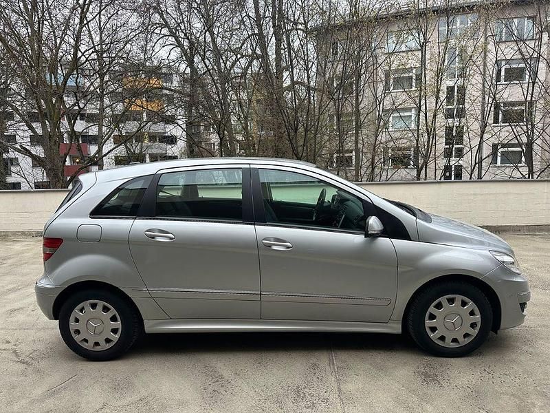Gebraucht Mercedes B180 116 PS (85 kW) 2011 Silber Van / Kleinbus