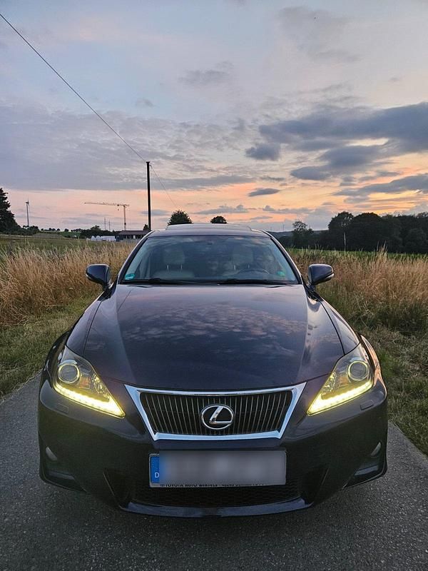 Violett Gebraucht 2010 Lexus IS220d Executive Line Limousine | 6.350 € (Fairer Preis) - Bild 1/4