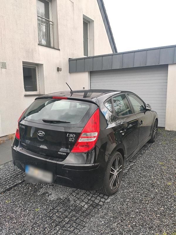 Gebraucht Hyundai i30 Classic 90 PS (66 kW) 2012 Schwarz Limousine