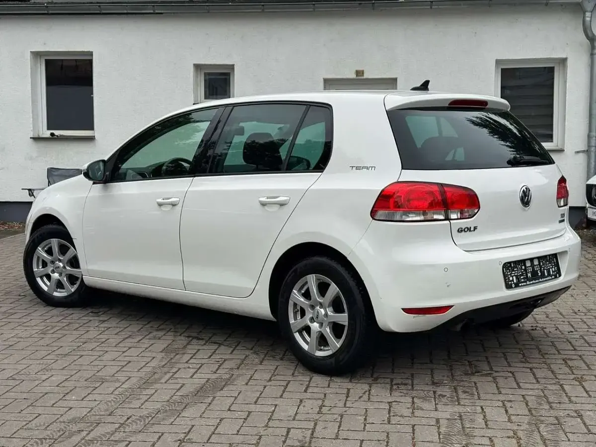 Gebraucht VW Golf VI Team 105 PS (77 kW) 2010 Weiß Kleinwagen