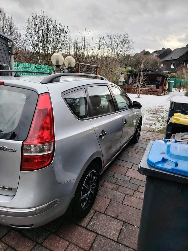 Gebraucht Hyundai i30 90 PS (66 kW) 2010 Silber Kombi