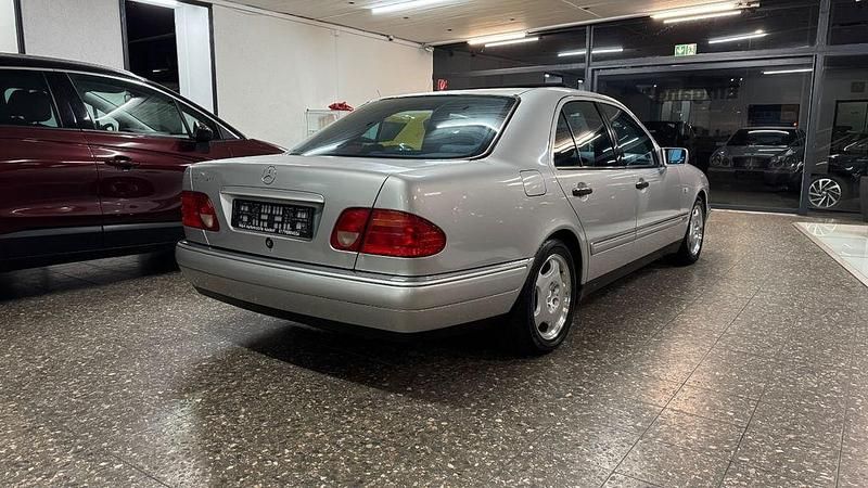 Gebraucht Mercedes E230 Avantgarde 150 PS (110 kW) 1996 Silber Limousine