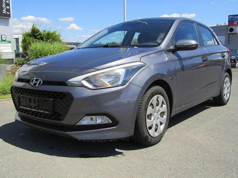 Grau Gebraucht 2016 Hyundai i20 Trend Limousine | 7.390 € (Fairer Preis) - Bild 1/4