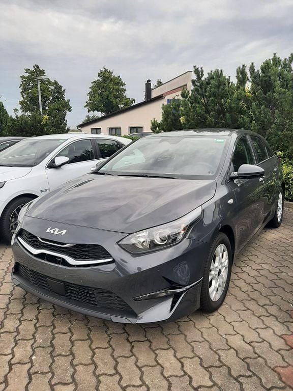 Grau Gebraucht 2024 Kia Ceed Comfort Limousine | 21.590 € (Superpreis) - Bild 1/4