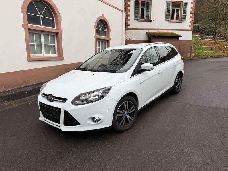 Weiß Gebraucht 2013 Ford Focus Titanium Limousine | 4.500 € (Superpreis) - Bild 1/4