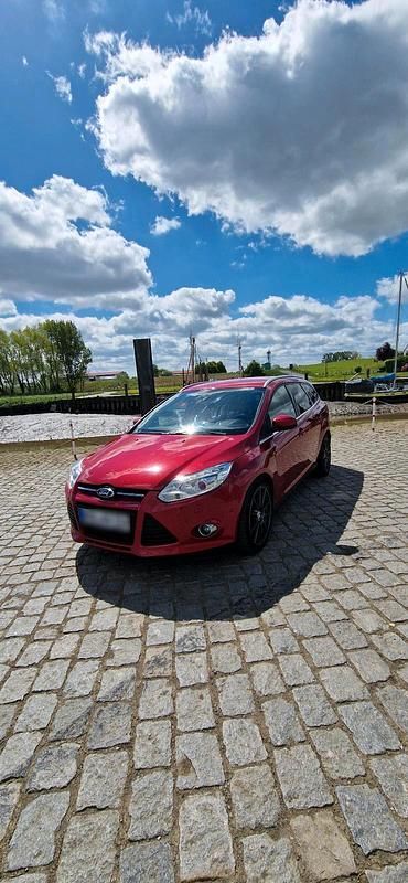Gebraucht Ford Focus 103 PS (75 kW) 2012 Rot Kombi
