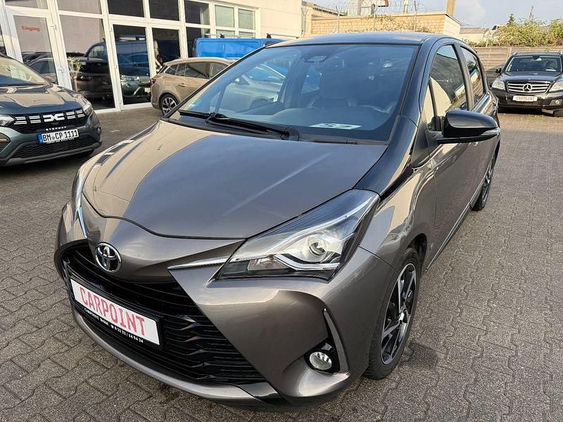 Grau Gebraucht 2019 Toyota Yaris Style Limousine | 13.650 € (Fairer Preis) - Bild 1/4
