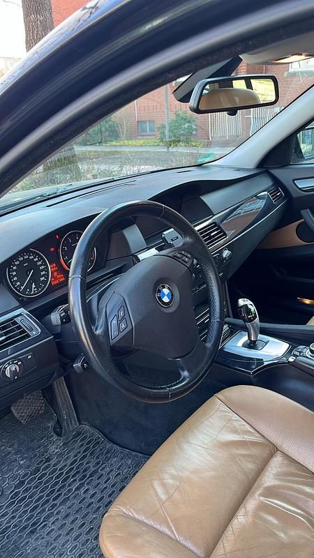 Gebraucht BMW 523 140 PS (102 kW) 2008 Schwarz Kombi
