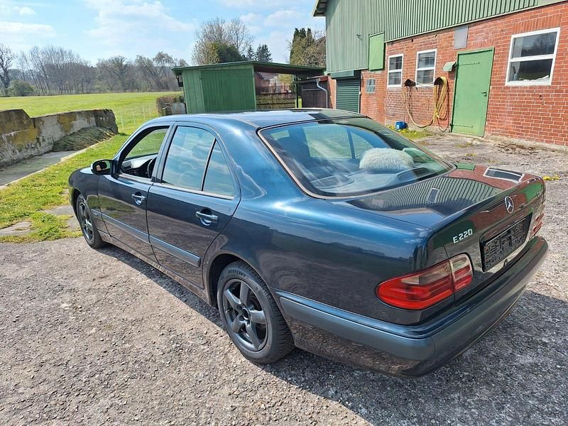 Second-hand Mercedes E220 143 CP (105 kW) 2001 Albastru Berlinǎ