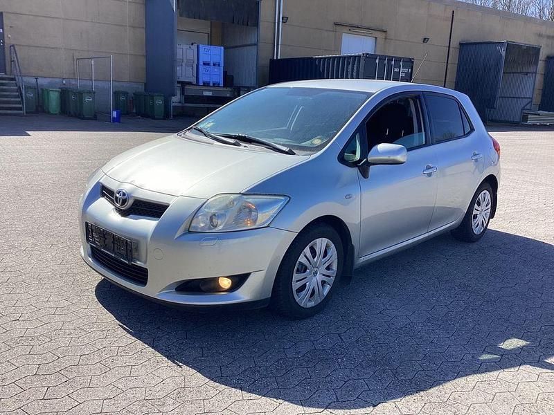 Silber Gebraucht 2007 Toyota Auris Limousine | 1.999 € - Bild 1/4