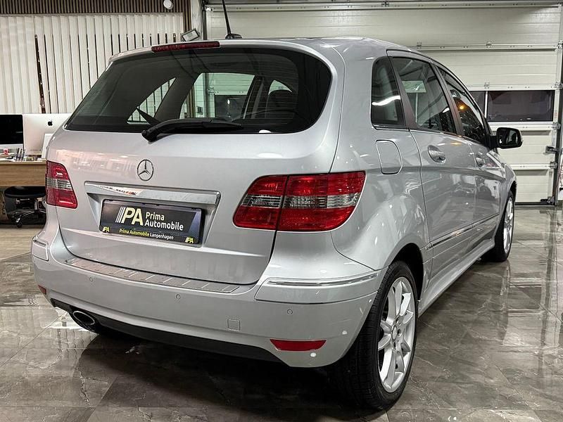 Gebraucht Mercedes B160 95 PS (69 kW) 2011 Silber Van / Kleinbus