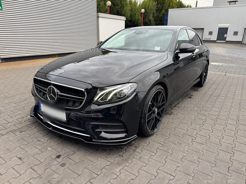 Schwarz Gebraucht 2017 Mercedes E220 AMG line Limousine | 28.000 € (Etwas zu teuer) - Bild 1/4