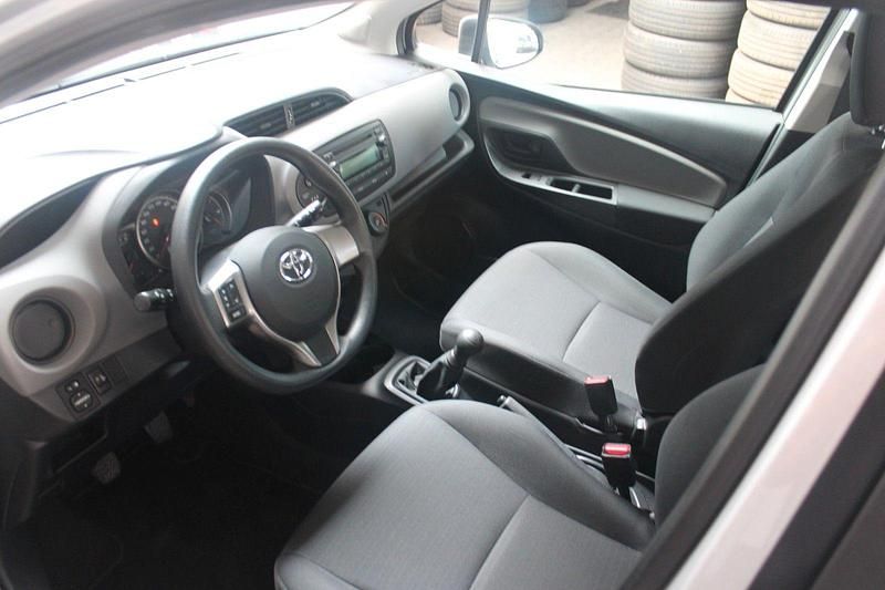 Gebraucht Toyota Yaris 69 PS (50 kW) 2014 Silber Kleinwagen