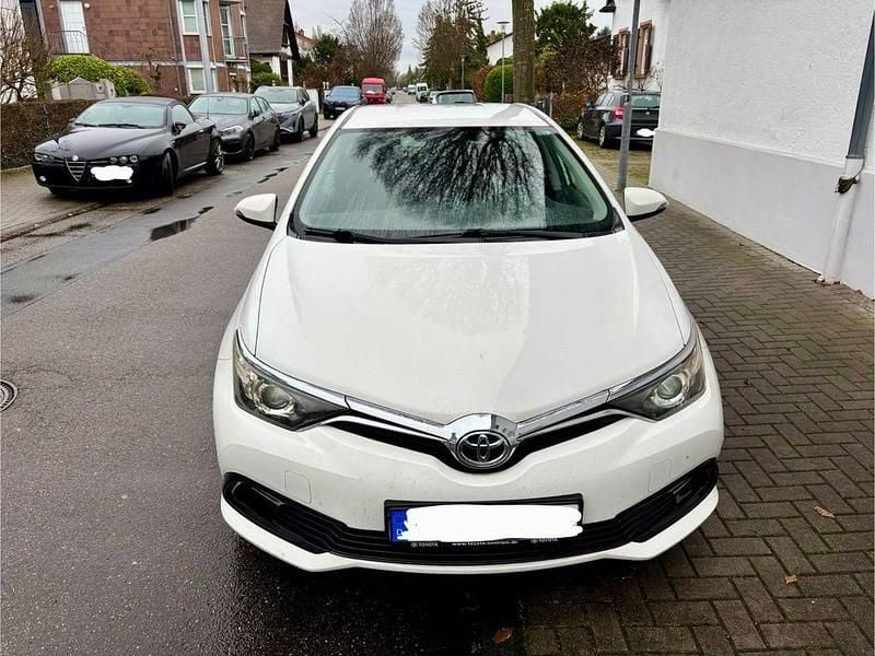 Weiß Gebraucht 2016 Toyota Auris Limousine | 10.900 € (Fairer Preis) - Bild 1/4