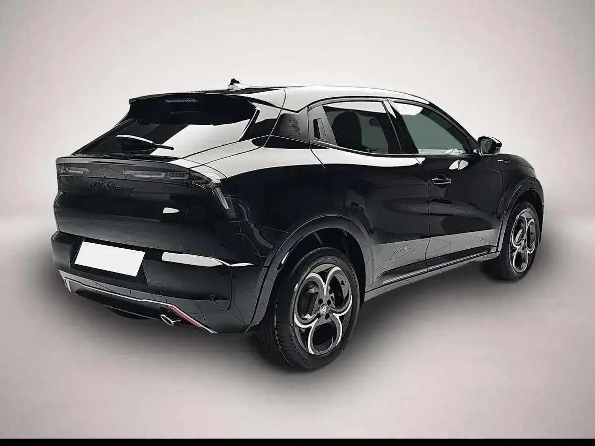 Neu Alfa Romeo Junior 136 PS (100 kW) 2026 Manufacturer SUV