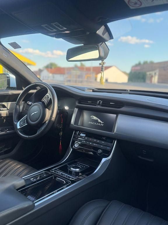 Gebraucht Jaguar XF Sportbrake Prestige 179 PS (131 kW) 2018 Weiß Kombi