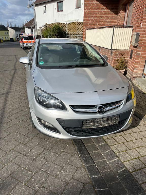 Gebraucht Opel Astra Selection 131 PS (96 kW) 2013 Silber Limousine
