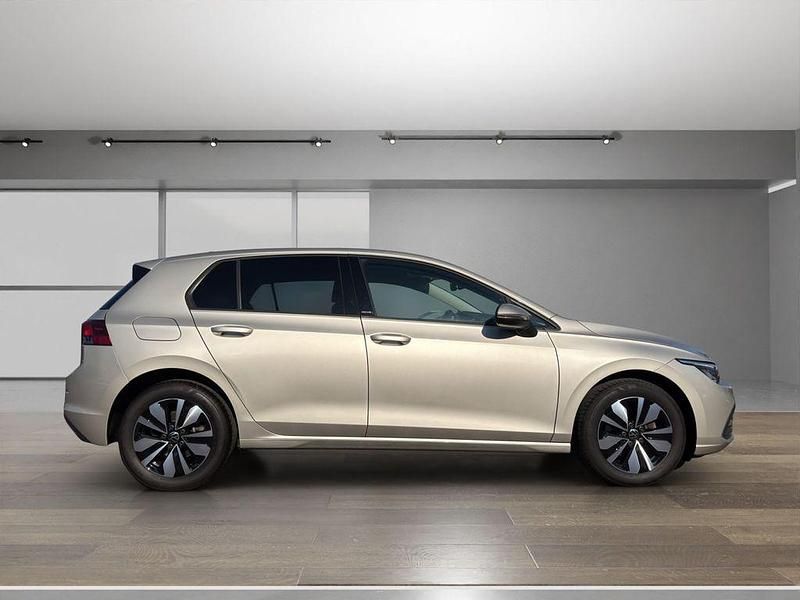 Gebraucht VW Golf VIII Move 150 PS (110 kW) 2023 Ivory silver metallic (metallic) Limousine