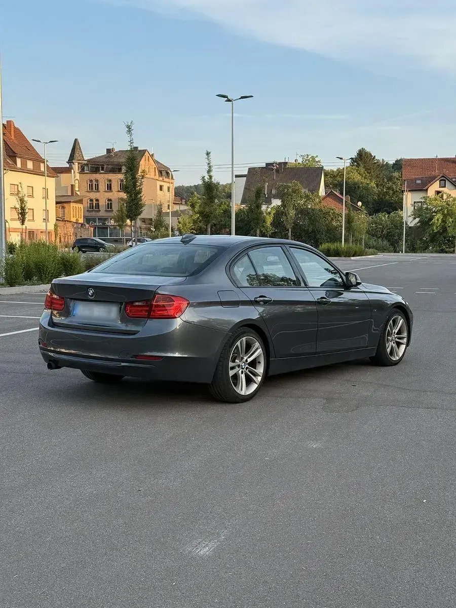 Gebraucht BMW 320 Sport Line 184 PS (135 kW) 2012 Grau Limousine