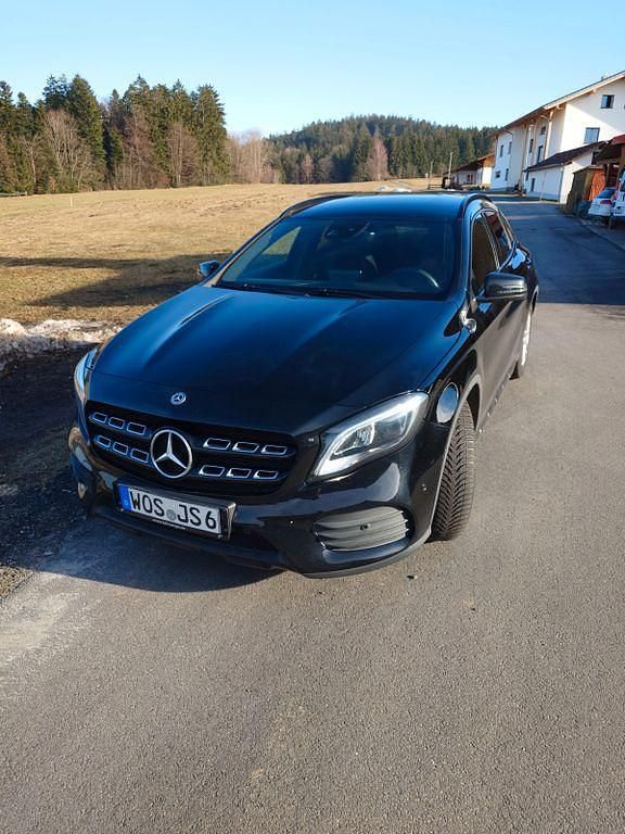 Gebraucht Mercedes GLA180 122 PS (89 kW) 2019 Schwarz SUV