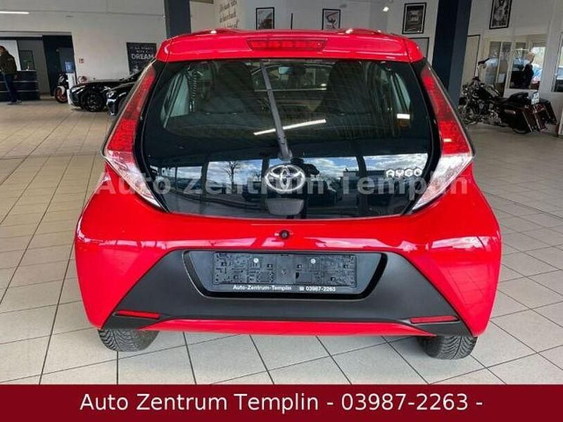 Gebraucht Toyota Aygo 69 PS (50 kW) 2017 Rot Kleinwagen