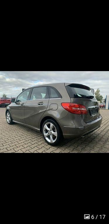 Grau Gebraucht 2013 Mercedes B180 Van / Kleinbus | 12.300 € (Fairer Preis) - Bild 1/4