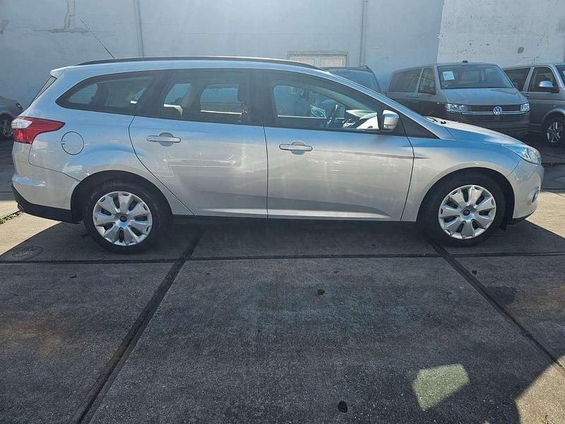 Gebraucht Ford Focus Trend 116 PS (85 kW) 2013 Polarsilber metallic Kombi