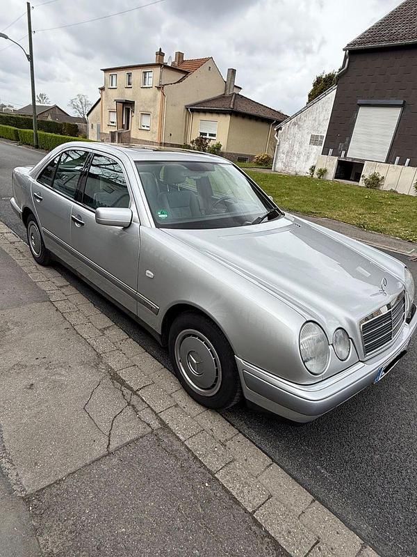Gebraucht Mercedes E230 150 PS (110 kW) 1996 Silber Limousine