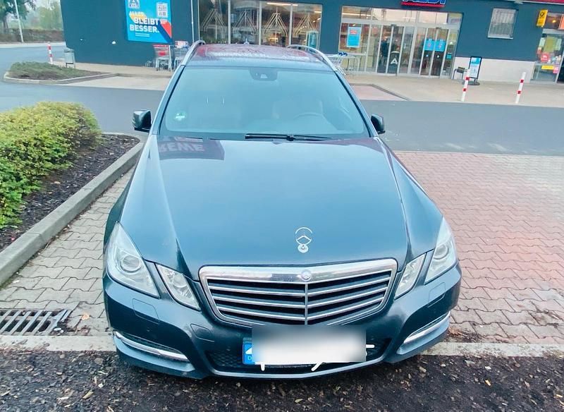 Grau Gebraucht 2012 Mercedes E350 Avantgarde Kombi | 10.900 € (Superpreis) - Bild 1/4