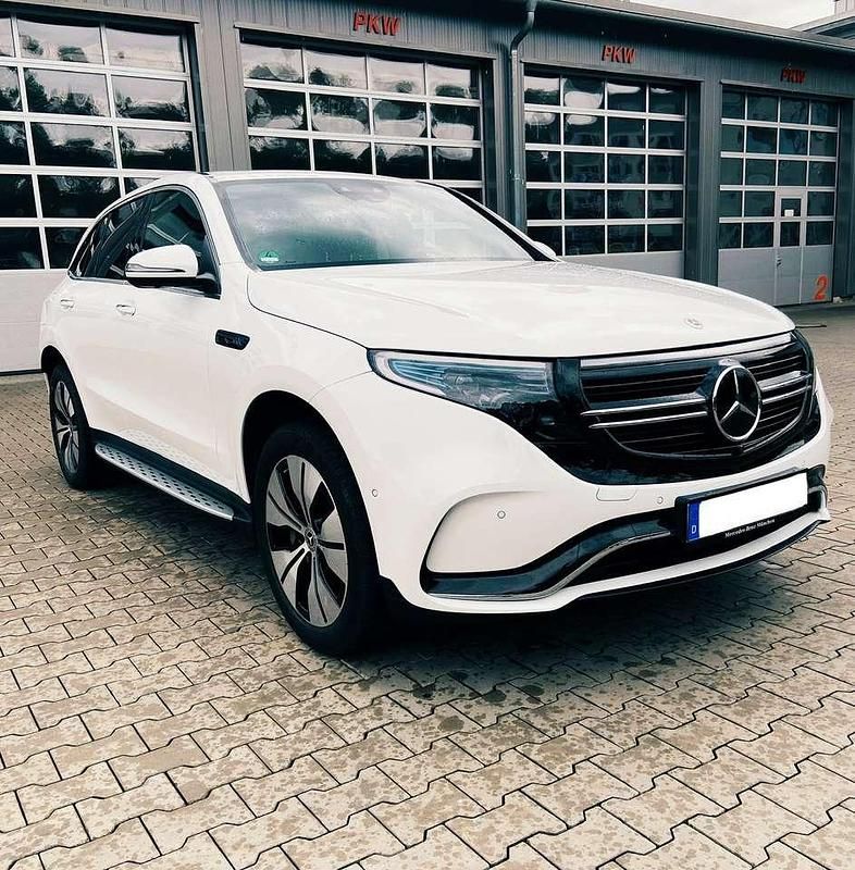 Weiß Gebraucht 2022 Mercedes EQC400 Electric Art SUV | 41.560 € (Teuer) - Bild 1/4