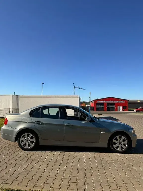 Gebraucht BMW 320 150 PS (110 kW) 2007 Grau Limousine