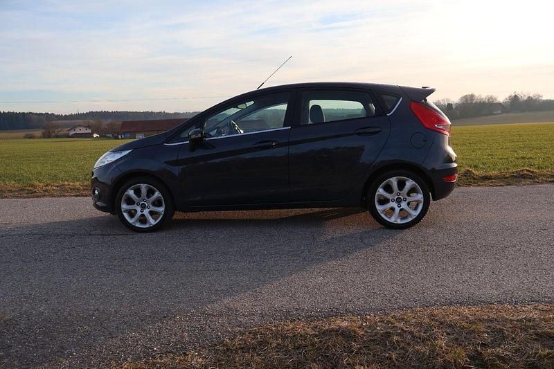 Gebraucht Ford Fiesta 97 PS (71 kW) 2012 Grau Kleinwagen