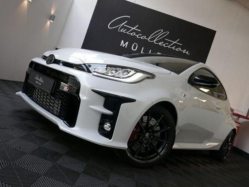 Platinum white pearl mc. Gebraucht 2024 Toyota Yaris Kleinwagen | 41.797 € - Bild 1/4