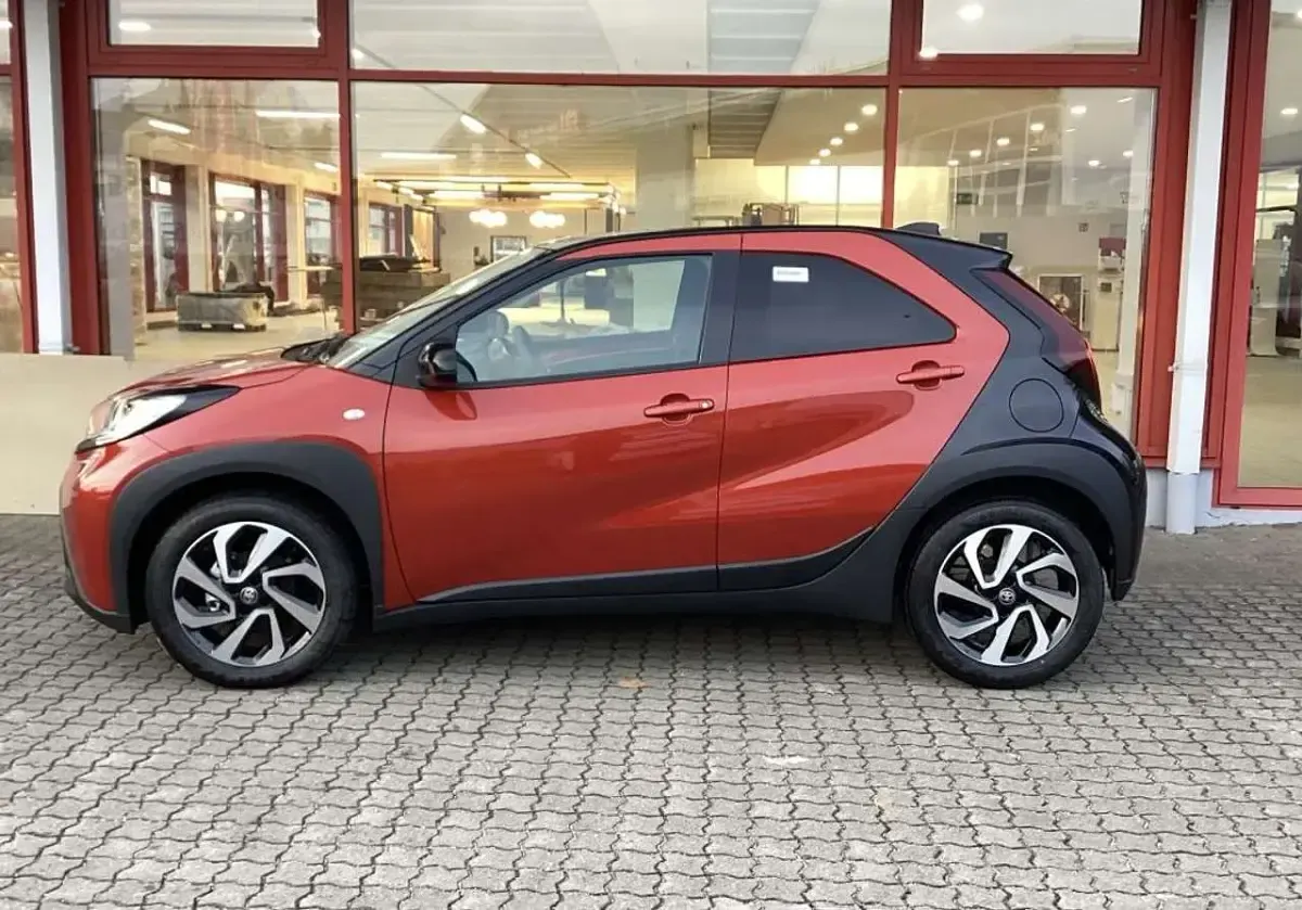 Neu Toyota Aygo X 72 PS (52 kW) 2025 Chili red / night sky black SUV