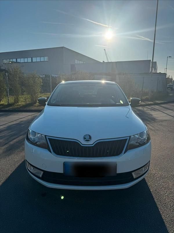 Gebraucht Skoda Rapid Joy 90 PS (66 kW) 2016 Weiß Kleinwagen
