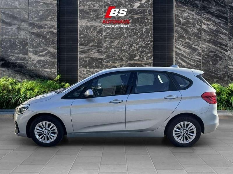 Glaciersilber metallic Gebraucht 2020 BMW 218 Sport Line Van / Kleinbus | 22.798 € (Teuer) - Bild 1/2