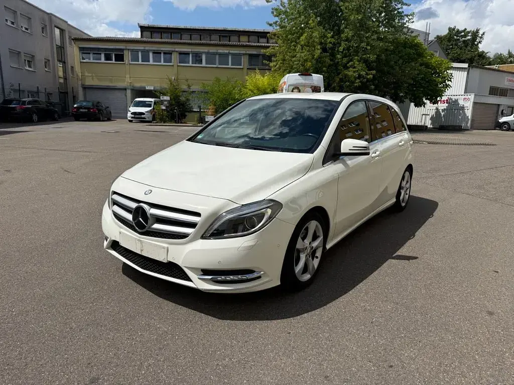 Gebraucht Mercedes B180 122 PS (89 kW) 2014 Weiß Kleinwagen