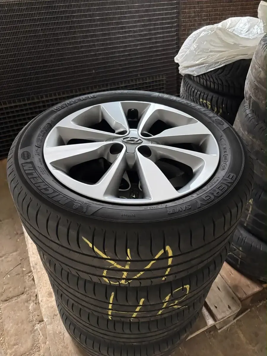 Gebraucht Hyundai i20 Edition 101 PS (74 kW) 2015 Schwarz Kleinwagen
