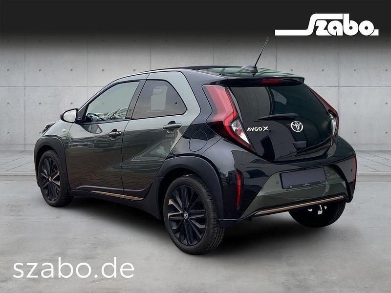 Gebraucht Toyota Aygo X x-style 72 PS (52 kW) 2022 Cardamon green metallic/ night sky black SUV
