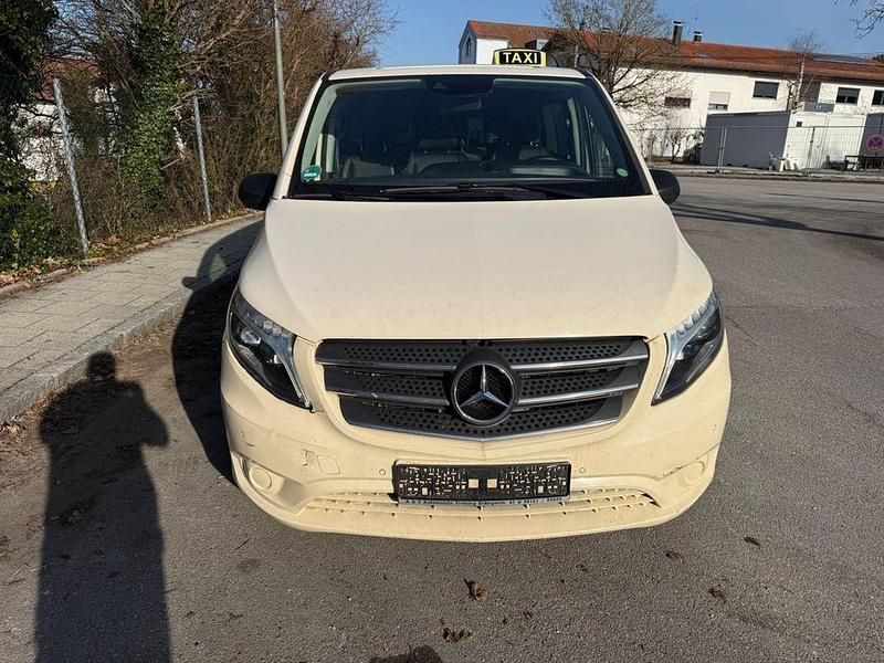 Gebraucht Mercedes Vito 163 PS (119 kW) 2019 Gelb Van