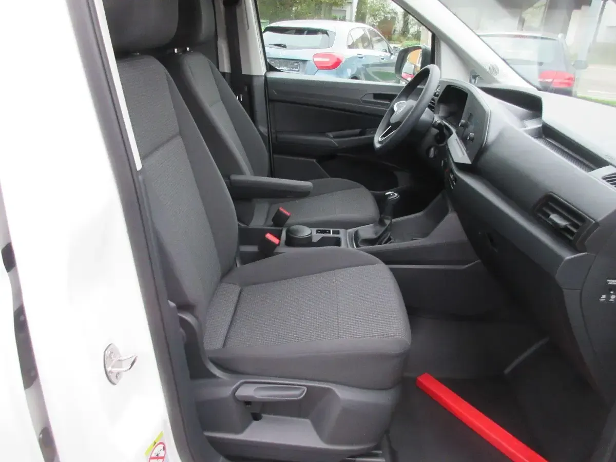 Käytetty VW Caddy 102 HP (75 kW) 2023 Valkoinen Tila-auto