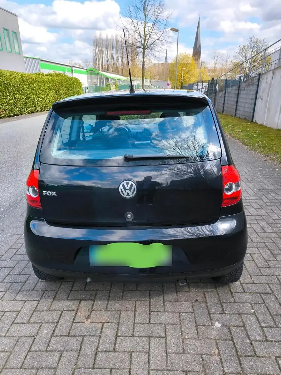 Gebraucht VW Fox 60 PS (44 kW) 2011 Schwarz Kleinwagen