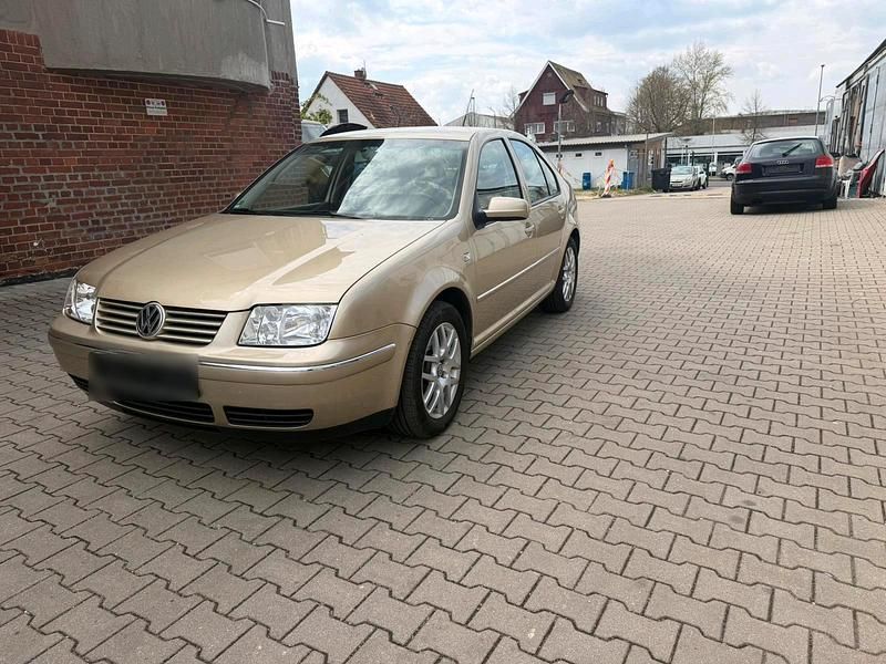 Second-hand VW Bora 105 CP (77 kW) 2002 Auriu Berlinǎ