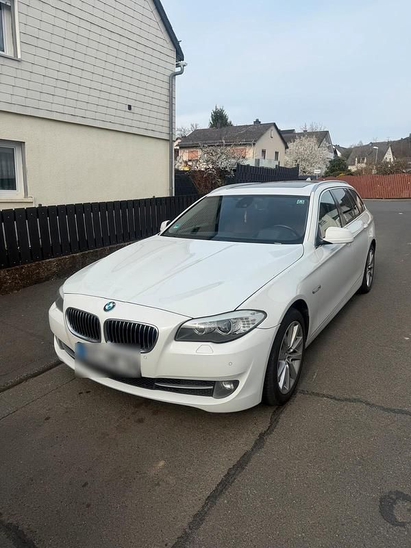 Gebraucht BMW 525 Sport Line 218 PS (160 kW) 2012 Weiß Kombi