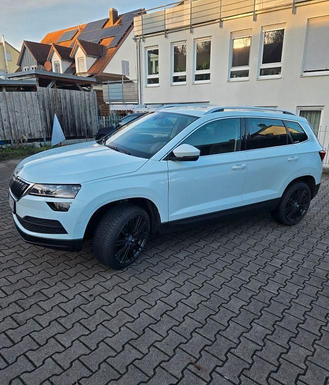 Weiß Gebraucht 2018 Skoda Karoq SUV | 19.500 € (Fairer Preis) - Bild 1/4